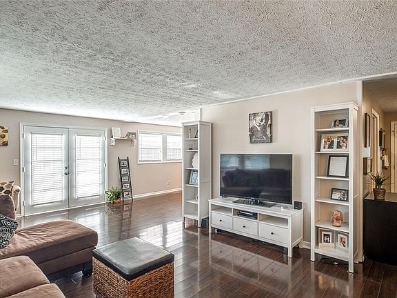 4th image of 77 Bristol Dr