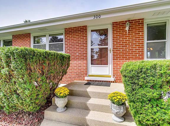 3rd image of 300 Pinecroft Dr