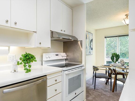 5th image of 833 N Humboldt St APT 208