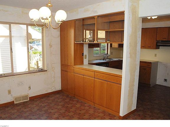 4th image of 1381 Andrews Ave