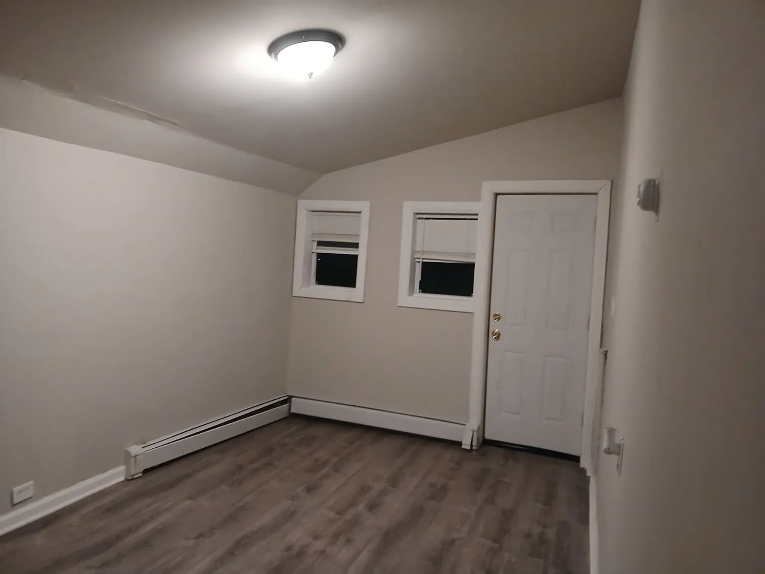 3 bed, 576 sqft, $3,300 — Photo 3