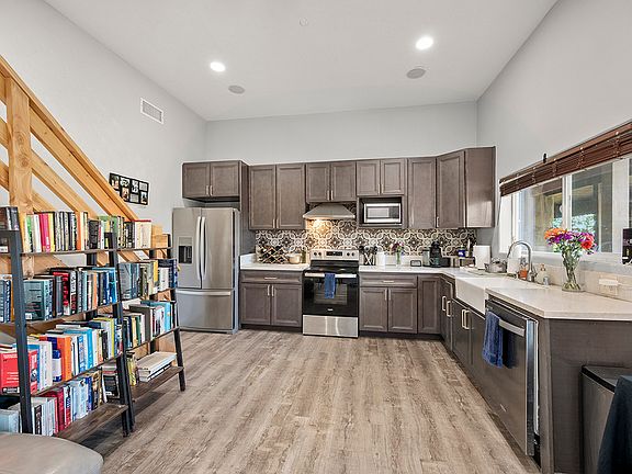 2nd image of 937 Peutz Valley Rd #D
