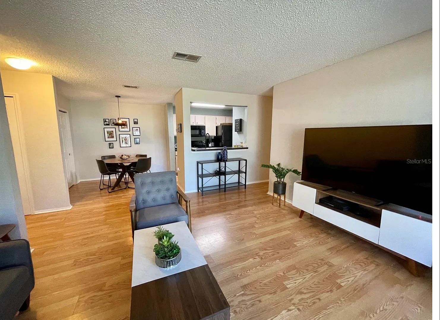 2 Bedroom Condo in Prime Gainesville Location Close to UF, Shands & Butler Plaza! — Photo 2