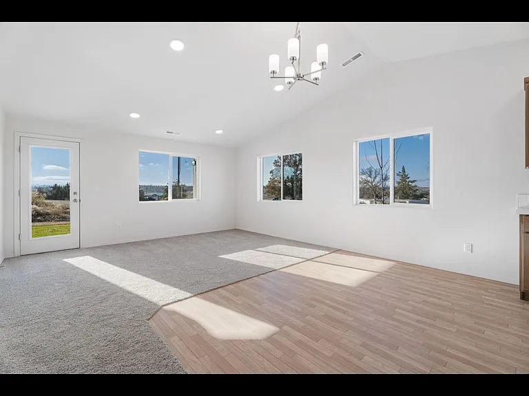 925 SE Starview Ave — Photo 7