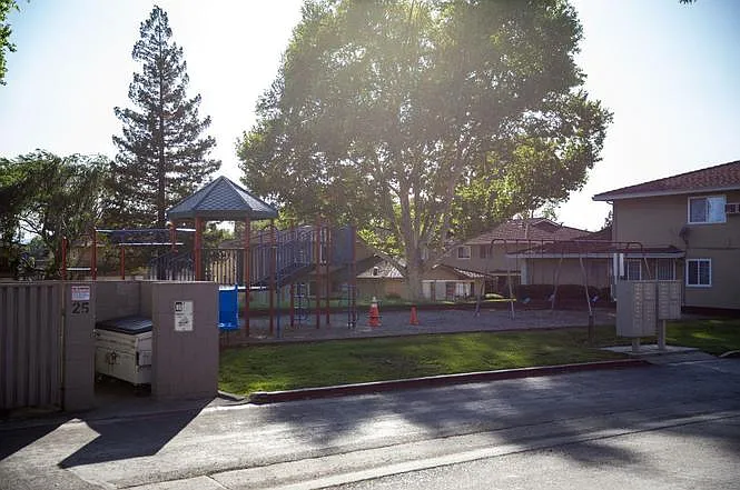 Building Photo - 827 N Capitol Ave #2