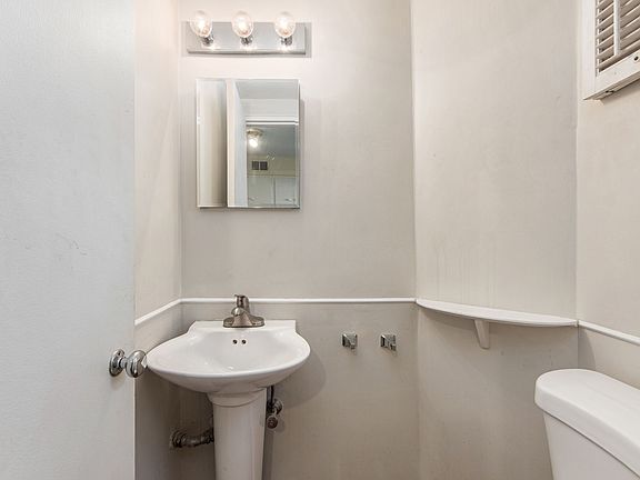 5th image of 2591 Charing Rd APT E