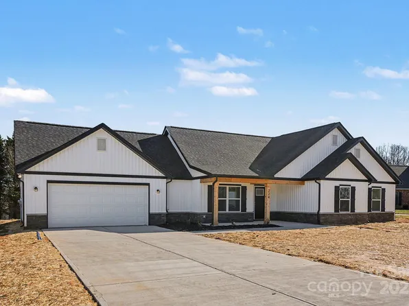 224 Meadow Oaks Dr, Statesville, NC 28625