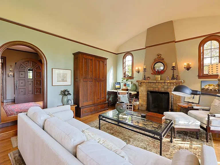 1027 Adella Ave — Photo 3