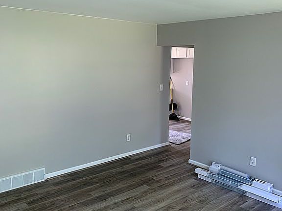 4th image of 4985 Lakeborn Dr