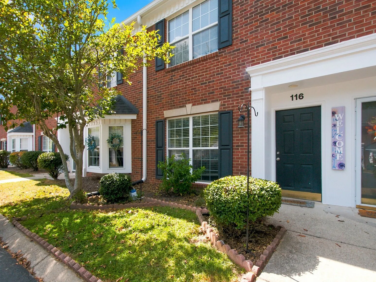 2 bed, 1.5 bath, 1318 sqft, $1,850 — Photo 3