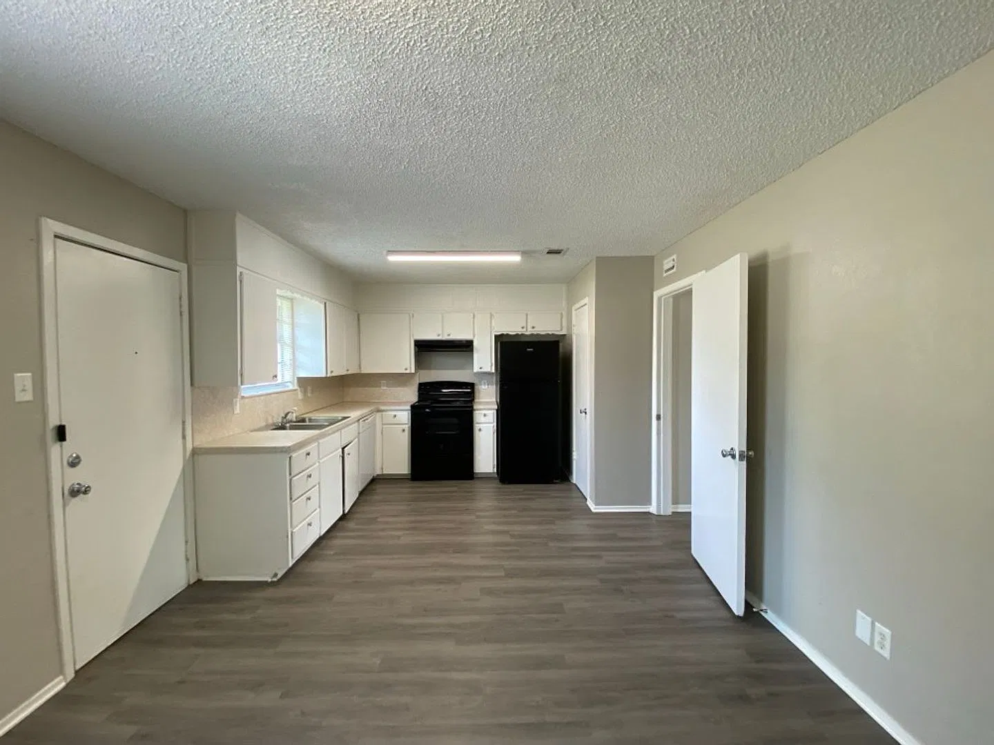 Newly Updated House! Spacious 4 Bedroom 2 Bath Home! — Photo 3