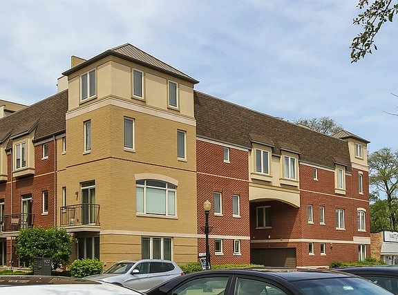 2nd image of 922 Warren Ave #202