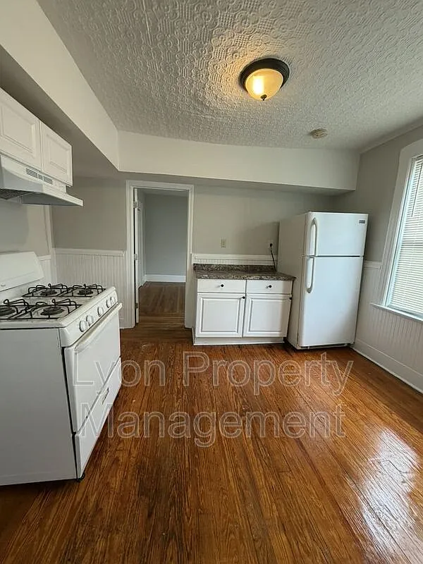 3 bed, 1.0 bath, 1400 sqft, $1,700 — Photo 1