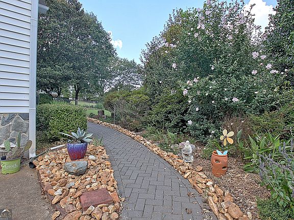 4th image of 165 Clearbrook Way