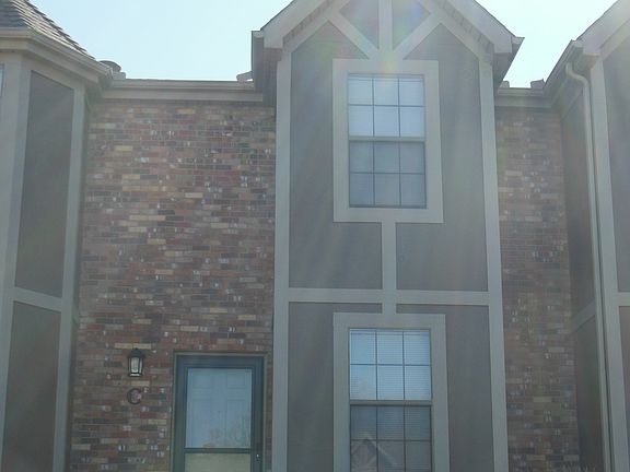2nd image of 629 NE English Manor Dr APT C