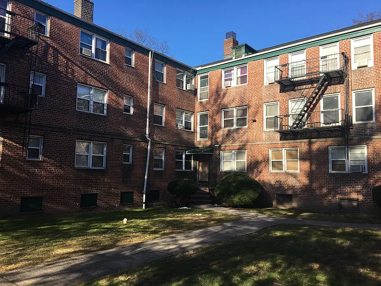 151 S Munn Ave — Photo 1