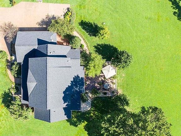 4th image of 1070 Ashley Dr