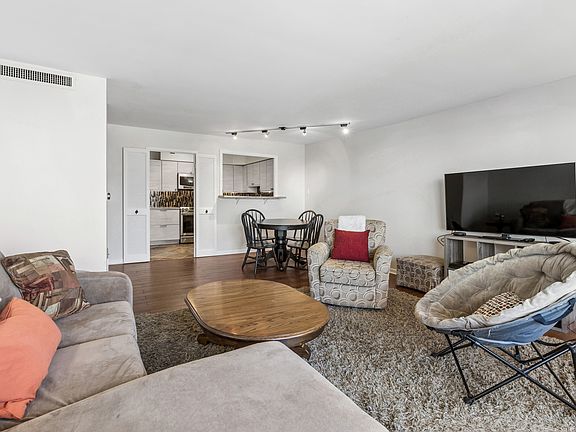 4th image of 6007 N Sheridan Rd APT 9E
