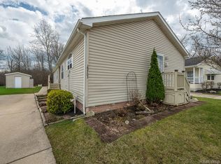 29703 Vinewood Ln, Gibraltar, MI