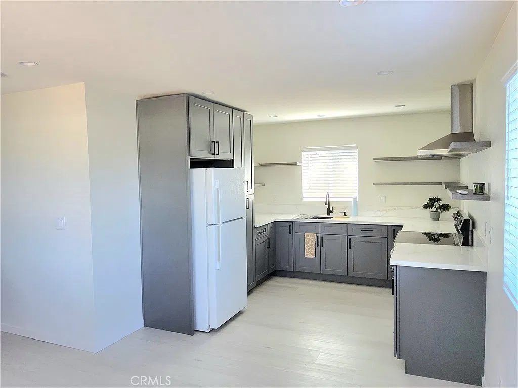 2 bed, 720 sqft, $2,700 — Photo 3