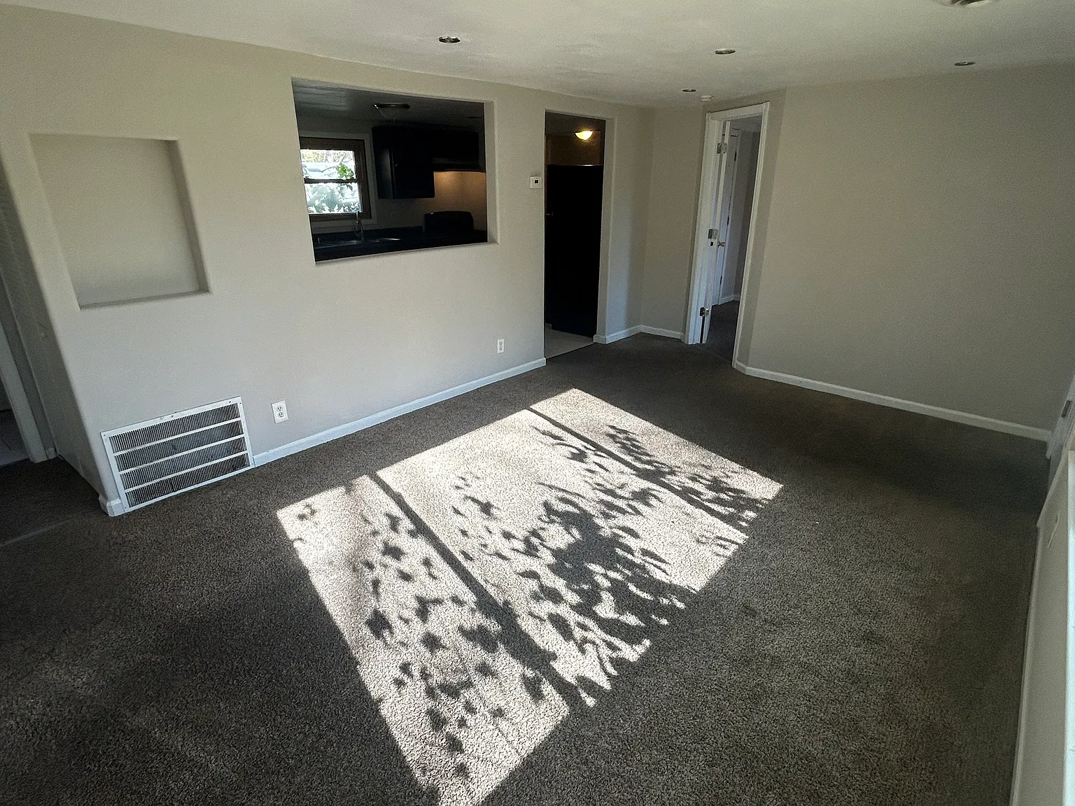3 bed, 900 sqft, $1,800 — Photo 2