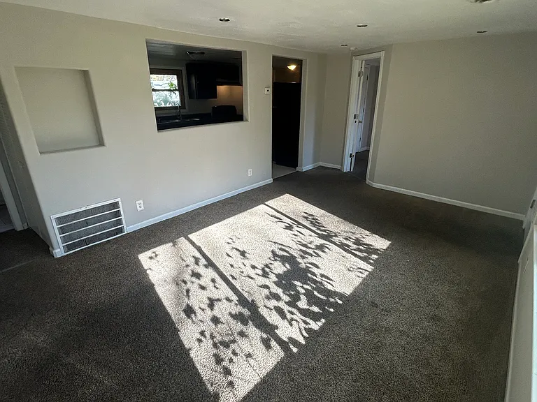 902 W Windsor Ave — Photo 2