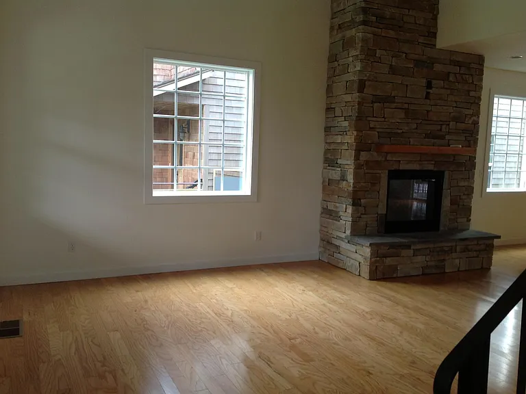 1240 Queen St — Photo 4