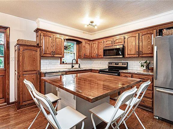5th image of 608 NW Obrien Rd