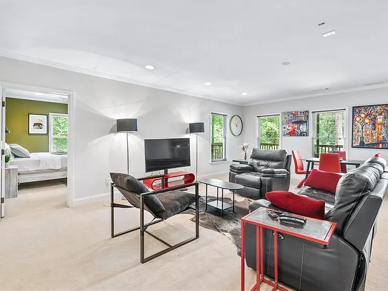 4260 Beverly Ln NE — Photo 4