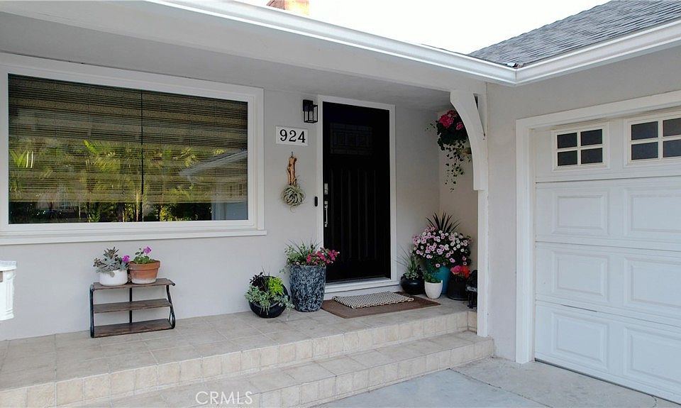 1st image of 924 Irving Dr