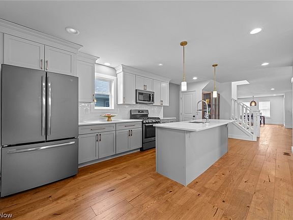 4th image of 1922 W 52nd St