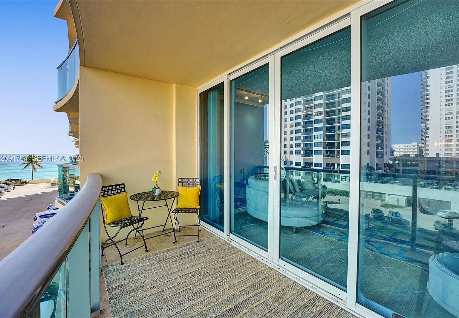 Wave Condo — Photo 1