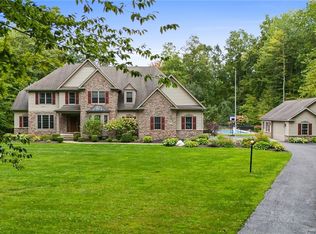 10775 Locust Grove Dr, Chardon, OH 44024