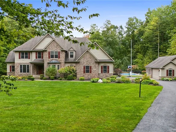 10775 Locust Grove Dr, Chardon, OH 44024