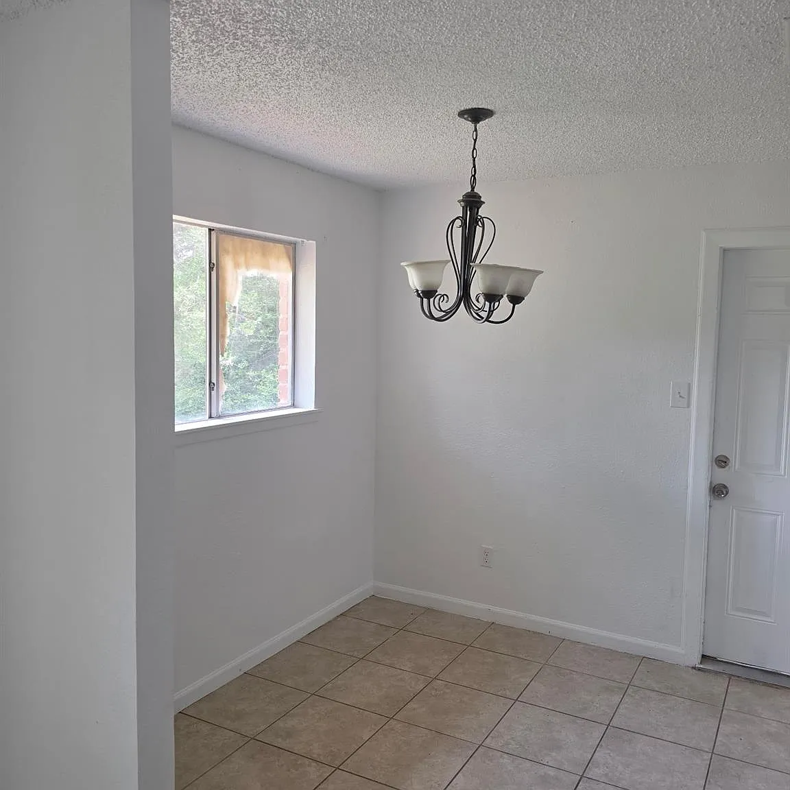 3 bed, 1.5 bath, 1062 sqft, $1,600 — Photo 4