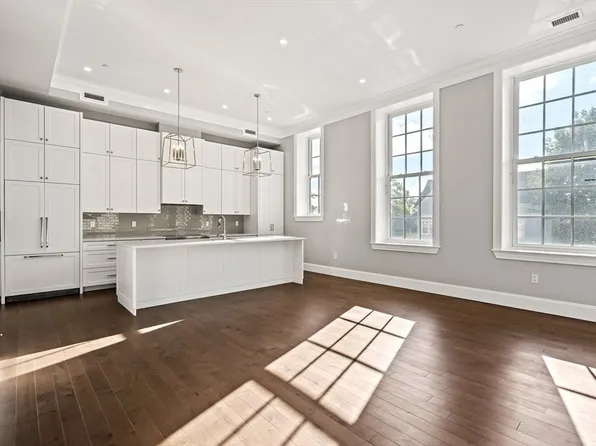 20 Mechanic Sq #2, Marblehead, MA 01945