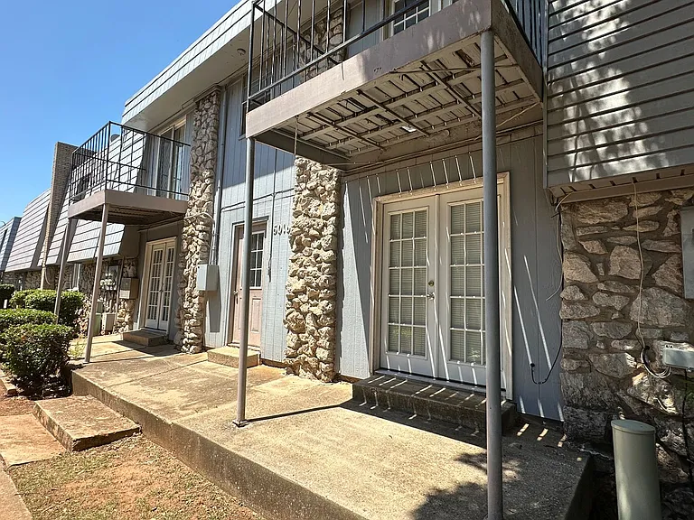 6016 Nw Expy #B — Photo 2