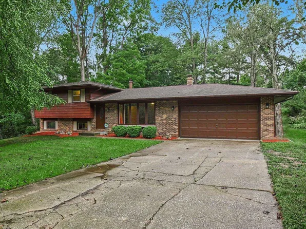 51205 Green Hill Dr, South Bend, IN 46628
