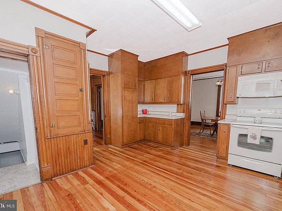 4th image of 701 W High St