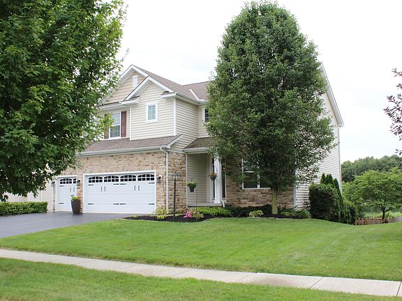 3rd image of 121 Fox Glen Dr E