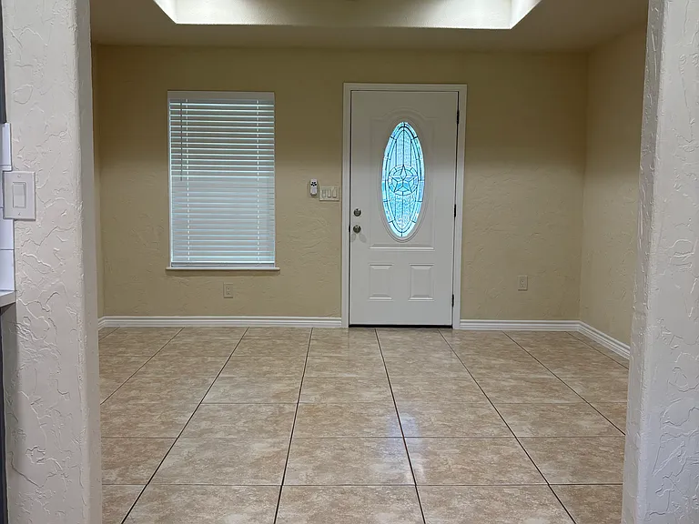 804 Clyde St — Photo 3