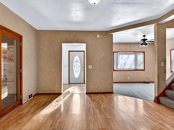 3rd image of 623 Miner Ave E