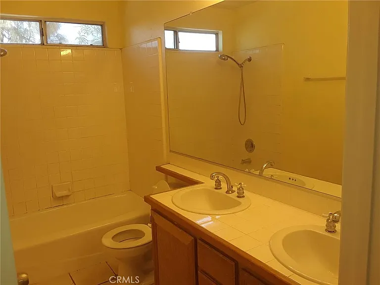 828 Greenwich Ct — Photo 9