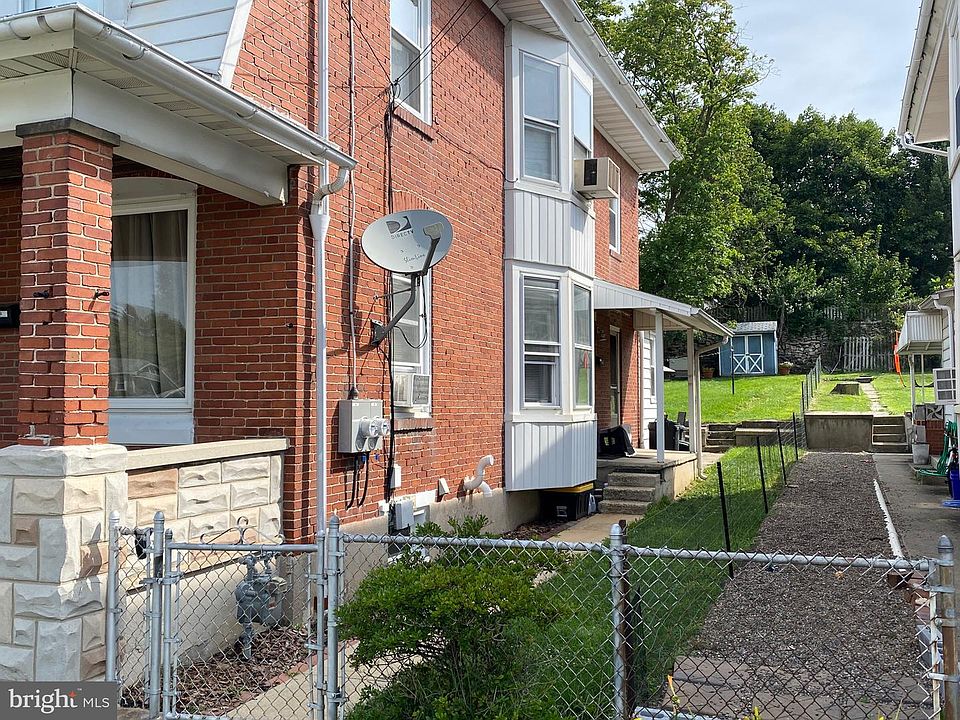 2nd image of 3215 Marion St