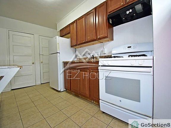 2nd image of 5125 Queensberry Ave