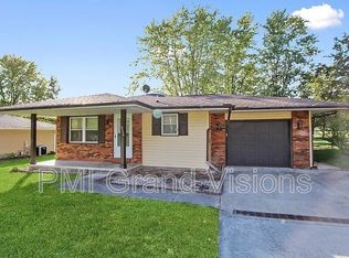 2114 Douglas St, Charleston, IL