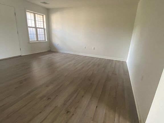 5th image of 154 Nicole St