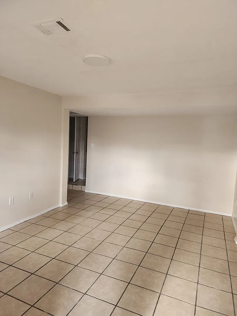 Oxford Apartments — Photo 4