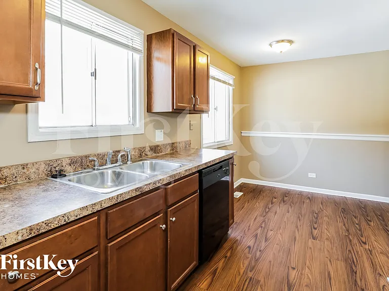 1143 Greensfield Dr — Photo 6