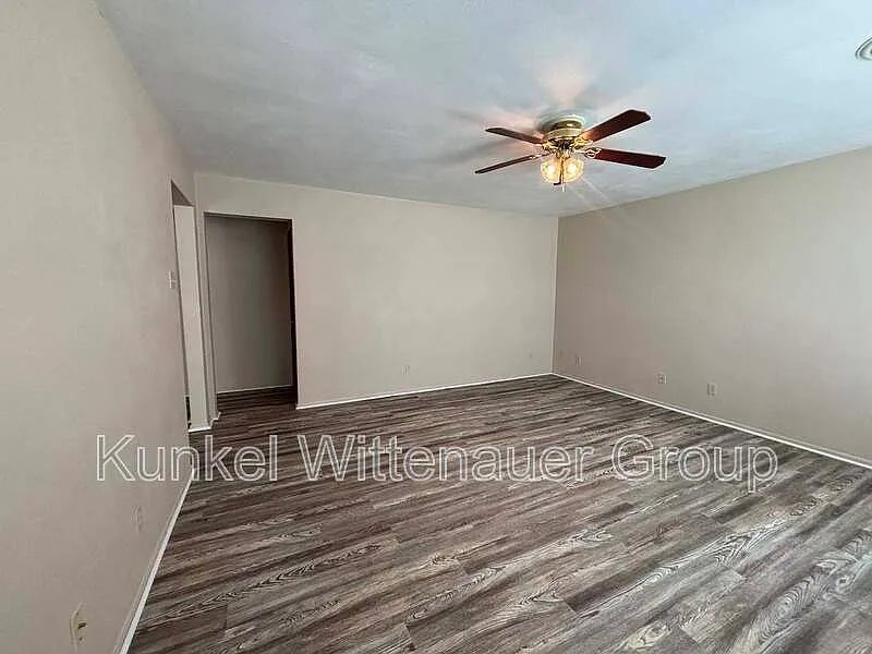 2 bed, 1.0 bath, 1160 sqft, $1,375 — Photo 3
